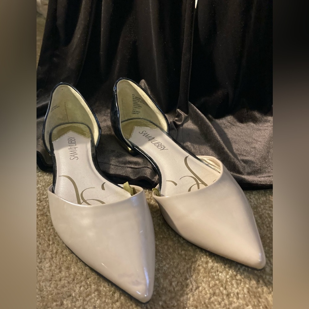 Sam & Libby Women's Beige and Black Flats